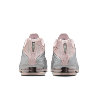 NIKE SHOX R4 POUR FEMME « PLATINE MÉTALLIQUE À PEINE ROSE » AR3565-600