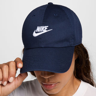 NIKE CLUB CAP "OBSIDIAN/WHITE" FB5368-451
