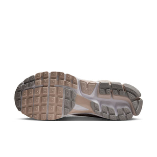 MEN'S NIKE ZOOM VOMERO 5 "LIGHT OREWOOD BROWN" HF1553-101