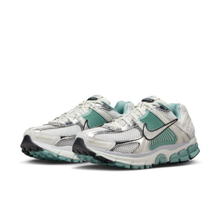 WOMEN'S NIKE ZOOM VOMERO 5 'SUMMIT WHITE/METALLIC SILVER' HF1877-101