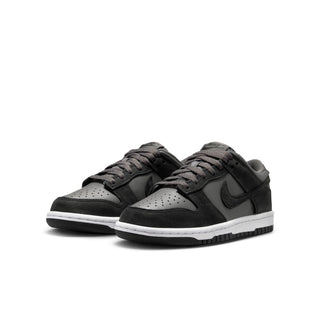 (GS) NIKE DUNK LOW SE MEDIUM ASH/BLACK-WHITE IO0319-200