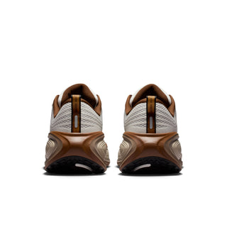 MEN'S NIKE VOMERO PLUS QS "SAIL PECAN" IO4482-100