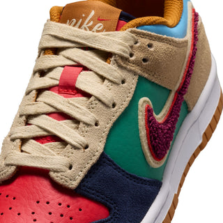 (GS) NIKE DUNK LOW SE MIDNIGHT NAVY/SPEED RED-GREEN NOISE IV6203-410