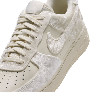 WOMEN'S NIKE AIR FORCE ONE LOW '07 SE 'VELVET' PALE IVORY IX5100-100