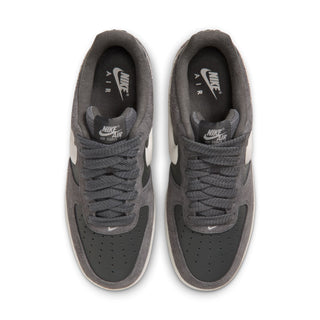 MEN'S NIKE AIR FORCE 1 '07 LV8 IRON GREY/SAIL IX7786-001