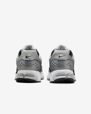 MEN'S NIKE ZOOM VOMERO 5 'METALLIC SILVER' FJ4151-004