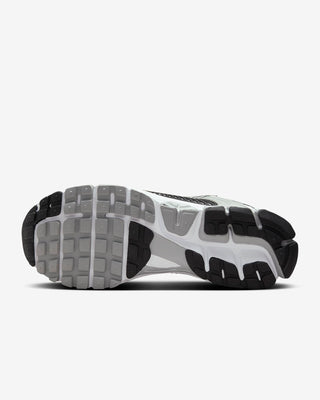 MEN'S NIKE ZOOM VOMERO 5 'METALLIC SILVER' FJ4151-004
