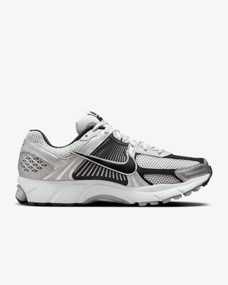 MEN'S NIKE ZOOM VOMERO 5 'METALLIC SILVER' FJ4151-004