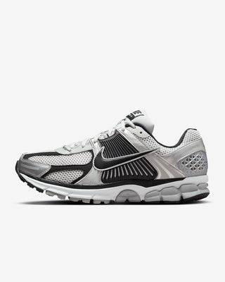 MEN'S NIKE ZOOM VOMERO 5 'METALLIC SILVER' FJ4151-004
